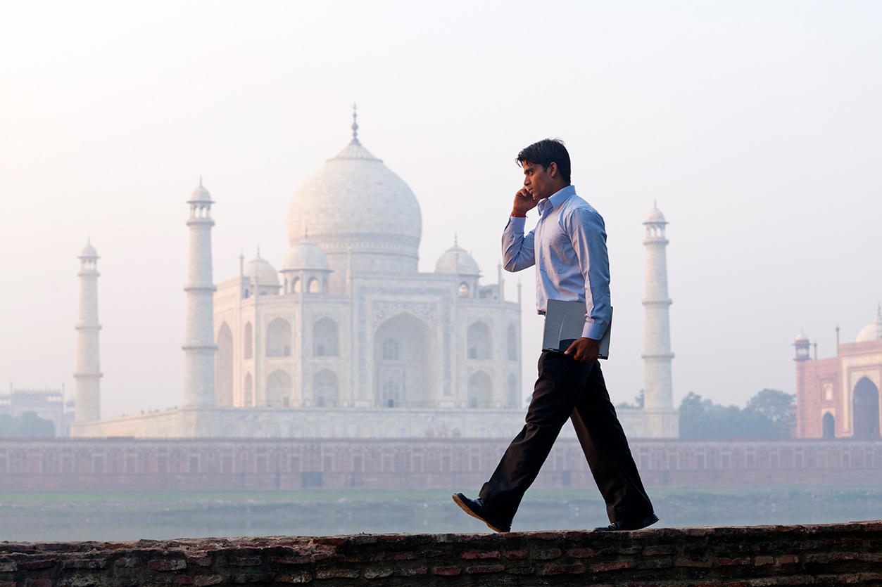 Man phone Taj Mahal