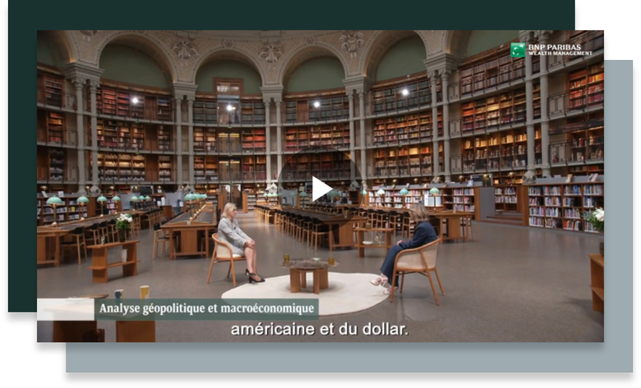Deux femmes assises face à face et discutant au milieu de la Bibliothèque Nationale de France